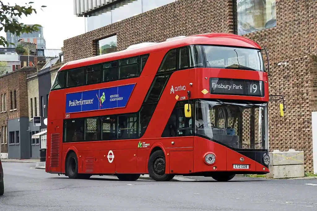 Как эволюционировали британские двухэтажные автобусы (ВИДЕО)